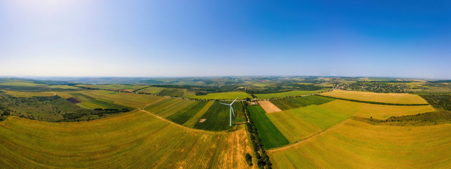 vue-panoramique-drone-aerien-eolienne-fonctionnement-moldavie-larges-champs-autour-elle (2)